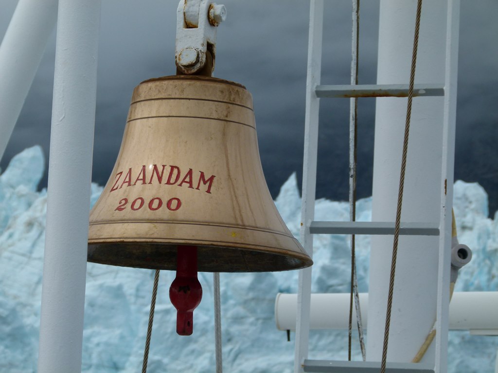 Die Schiffsglocke der MS Zaandam (c) Frank Koebsch