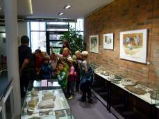 Kinder entdecken die Kraniche von Frank Koebsch im Haus der Stadtwerke
