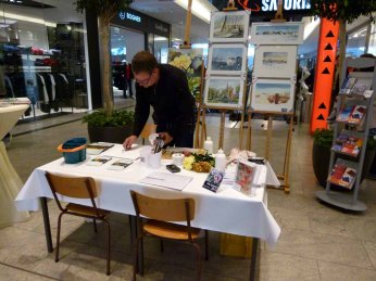 Frank Koebsch bei den Vorbereitungen für seine Aquarellemalerei im KTC im Rahmen der regio polis