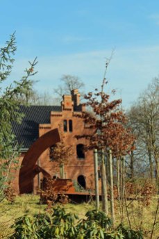 Skulptur vor Backstein im Schlosspark Wiligrad (c) FRank Koebsch