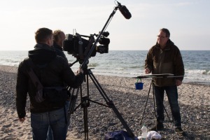 Der NDR filmt die Entstehung eines Aquarells von Frank Koebsch am Nienhäger Strand (c) Sophia Vortmann (1)