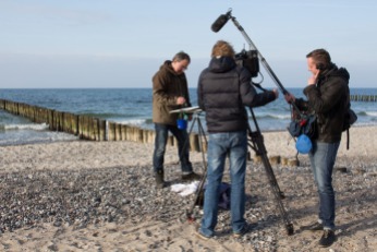 Der NDR filmt die Entstehung eines Aquarells von Frank Koebsch am Nienhäger Strand (c) Sophia Vortmann (3)
