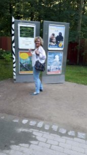 Hanka freut sich über das Plakat unserer Ausstellung im Rostocker Zoo (c) Frank Koebsch