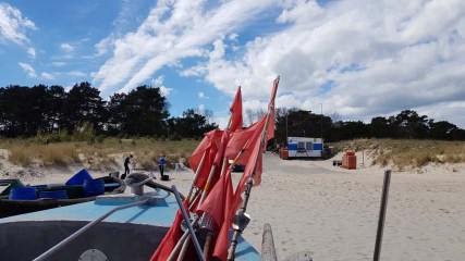 Fischerboote mit roten Fähnchen am Strand vin Baabe (c) Frank Koebsch (1)
