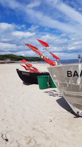 Fischerboote mit roten Fähnchen am Strand vin Baabe (c) Frank Koebsch (2)