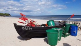 Fischerboote mit roten Fähnchen am Strand vin Baabe (c) Frank Koebsch (4)