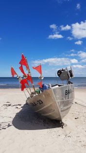 Fischerboote mit roten Fähnchen am Strand vin Baabe (c) Frank Koebsch (5)