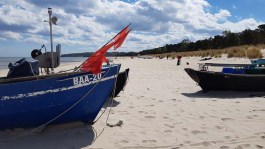 Fischerboote mit roten Fähnchen am Strand vin Baabe (c) Frank Koebsch (6)