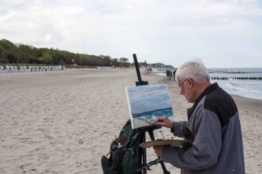 Thomas Freund malt am Strand von Kühlungsborn (c) FRank Kebsch (1)