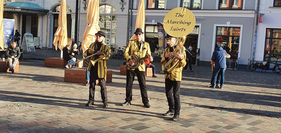 The Marching Saints - Jazz, Swing, Dixi und gute Laune auf den Rostocker Straßen © Frank Koebsch (1)