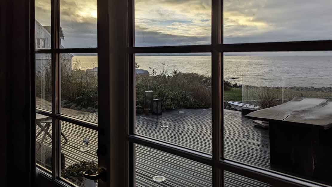 Blick durch ein Fenster von unserem Ferienhaus in Teglkås Havn auf die winterliche Ostsee (c) Frank Koebsch (2)